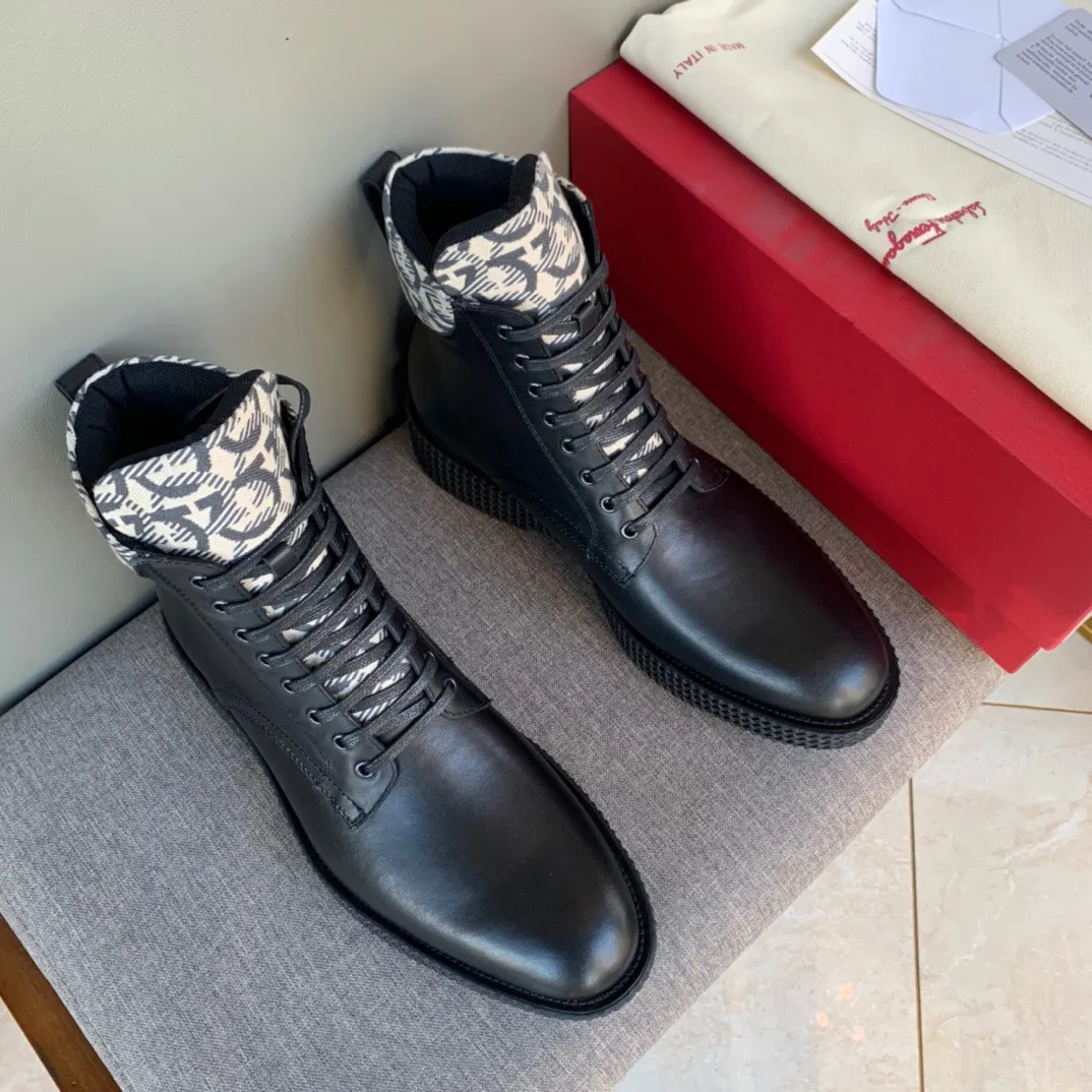 [Ferragamo] Top P: 1000💰 Number of yards: 39~44 (38.45 custom-made, non-returnable) Ferragamo winter series, original 1:1 development, casual men's short boots. Made with heavy investment, shoes and boots are made of imported cowhide + imported Ferragamo special fabric. Black cowhide lining that is not easily deformed. Wear-resistant rubber outsole, black cowhide, black open edge beads, black frosted, brown suede. Factory craftsmanship, perfect products are only prepared for you who know taste! Any comparison is welcome!